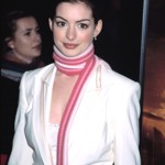 Herečka Anne Hathaway na přelomu milénia tenkou šálou doplnila jednoduchý outfit se sakem.