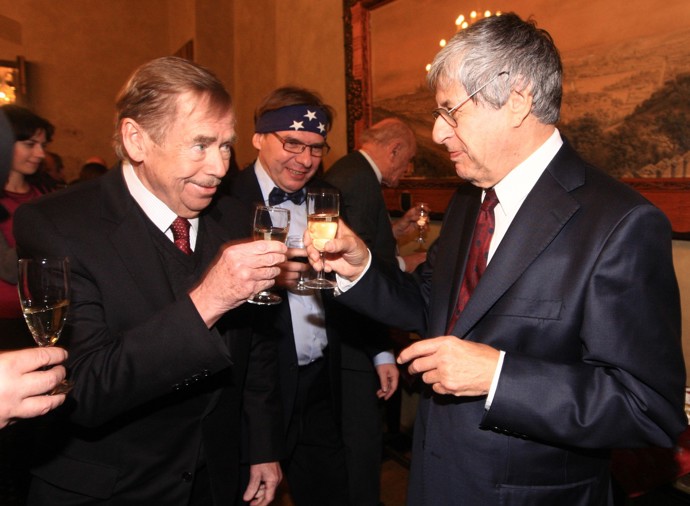 FOTO: Václav Havel si připíjí s Ivanem Klímou.