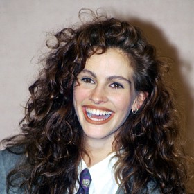 Dvacetiletou Julii Roberts líčila na předávání Glóbů kamarádka a česala se sama.