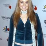 Herečka Lindsay Lohan dřív úzkou šálu nosila k sametové teplákovce.