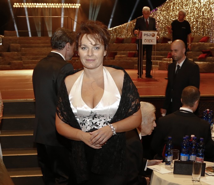 FOTO: Barbora Munzarová s hlubokým výstřihem na cenách Thálie v roce 2015.