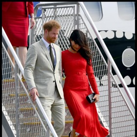 Při sestupování po schodech z tryskáče, stejně jako později na pojezdové ploše, ale vyšlo najevo, že si ze šatů zapomněla odstranit cedulku.