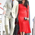 Jako například při první státní návštěvě v životě. Přesně před sedmi lety přistála se svým novomanželem, princem Harrym, na Tonze. Na sobě měla krásné červené šaty značky Self Portrait, v ruce kabelku Christian Dior a na nohou lodičky od Manola Blahnika.