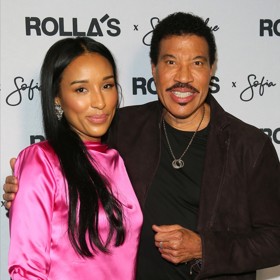 V současné době chodí Lionel Richie s o 40 let mladší podnikatelkou a modelkou Lisa Parigi.