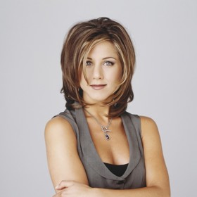 Herečka Jennifer Aniston zase proslavila ikonický sestřih její postavy Rachel ze seriálu Přátelé. Pro účes jsou typické výrazné vrstvené prameny kolem obličeje s lehce zatočenými konečky a objemem