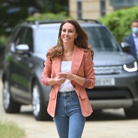 A tohle je klasika, světle modré džíny & Other Stories v slim střihu končící u kotníků. Tento odstín si skvěle rozumí s lososovou barvou, v níž Kate roku 2021 oblékla na návštěvu přírodovědného muzea blejzr značky Chloe.