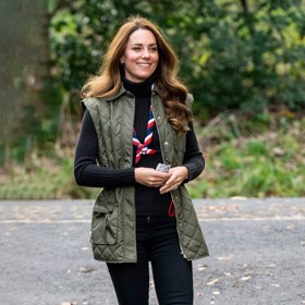 Černá barva a skinny střih. V ničem jiném vaše štíhlé nohy tolik nevyniknou. Ví to i Kate Middleton, která právě takový kousek oblékla v roce 2021 na outdoorovou akci v Glasgow. Džíny stylově doplnila khaki vestou Ganni.