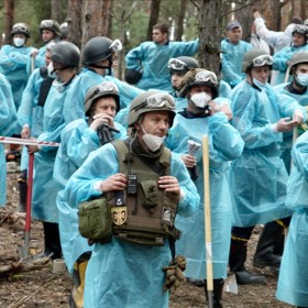 Náčelník policejního vyšetřovacího oddělení pro Charkovskou oblast Serhij Bolvinov a jeho tým byli v roce 2022 pověřeni exhumovat těla z nalezeného pohřebiště v Izjumu a podrobit je forenznímu vyšetřování.