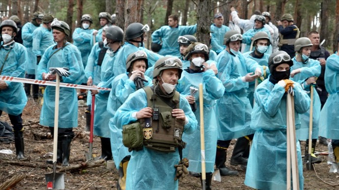 FOTO: Náčelník policejního vyšetřovacího oddělení pro Charkovskou oblast Serhij Bolvinov a jeho tým byl pověřen exhumovat těla z nalezeného pohřebiště a podrobit je forenznímu vyšetřování. – stránka 3