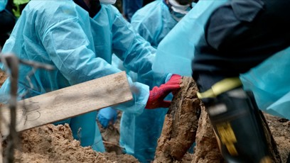 FOTO: V ukrajinském Izjumu bylo v září 2022 po jeho osvobození Kyjevem nazeleno provizorní pohřebiště se 448 hroby.