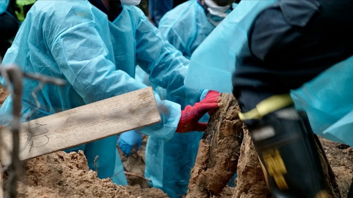 FOTO: V ukrajinském Izjumu bylo v září 2022 po jeho osvobození Kyjevem nazeleno provizorní pohřebiště se 448 hroby. – stránka 1