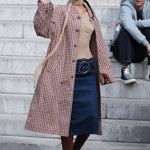 Tenké šály se do módy znovu vrací, důkazem je trendy outfit s kostkou, džínovinou a semiše v podání modelky Belly Hadid.