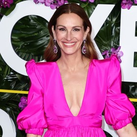 Julia si tehdy nechala dekolt zcela nekrytý a ozdobila se jen mohutnými visacími náušnicemi. Doma nechala také kabelku.