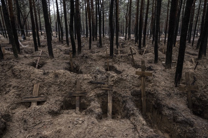 FOTO: V ukrajinském Izjumu bylo v září 2022 po jeho osvobození Kyjevem nazeleno provizorní pohřebiště se 448 hroby.