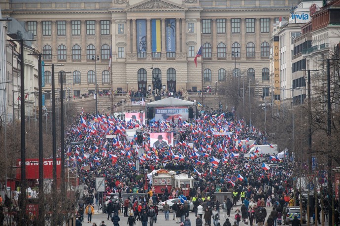 FOTO: Před Národním muzeem se konalo mnoho demonstrací. – stránka 3