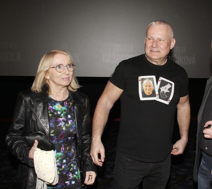 FOTO: Jiří Kájínek už je přes rok ženatý. – stránka 2