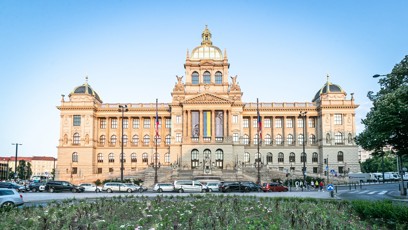 FOTO: Na budově Národního muzea vysela až donedávna ukrajinská vlajka.