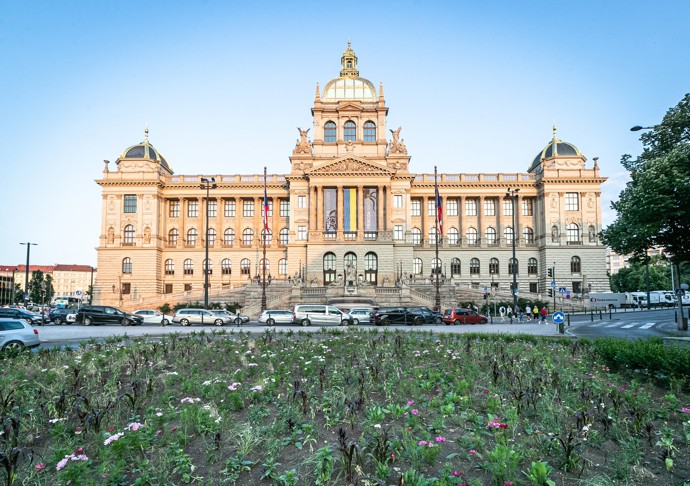 FOTO: Na budově Národního muzea vysela až donedávna ukrajinská vlajka. – stránka 2