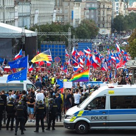 U Národního muzea došlo i ke střetu různých demonstrantů.