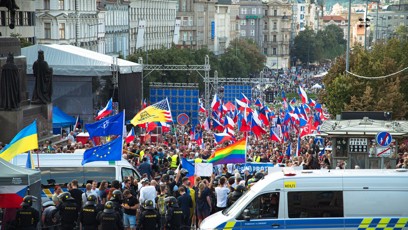 FOTO: U Národního muzea došlo i ke střetu různých demonstrantů.