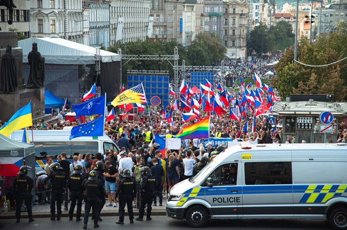 FOTO: U Národního muzea došlo i ke střetu různých demonstrantů. – stránka 1