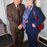 Ve skříni má herečka ještě tmavě modrý kostýmek, ke kterému nosí barevný šál a vínovou kabelku. Na snímku s kolegou Jaroslavem Satoranským.