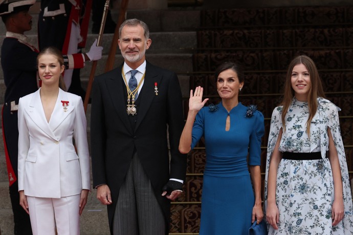 FOTO: Princezna Leonor se svými rodiči, králem Filipem VI. a královnou Letizií, a mladší sestrou Sofií. – stránka 4