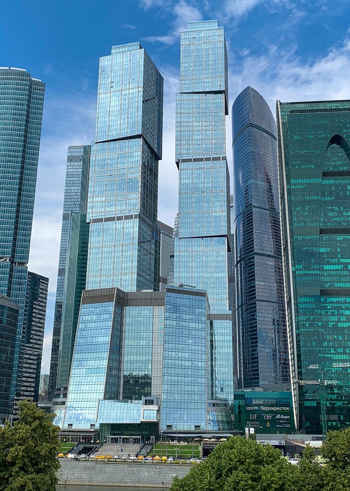 FOTO: Bašár Asad přicestoval do Moskvy loni v prosinci poté, co se opoziční jednotky bleskově chopily moci v Sýrii. Nyní žije spolu s rodinou v luxusní obchodní čtvrti Moscow-City. – stránka 4