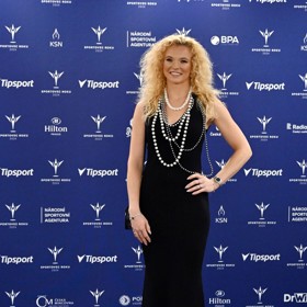 I když Kateřina Siniaková preferuje originalitu a výraznost, někdy zůstává střídmější a nevyhne se ani noblesní klasice - černým šatům s odhalenými pažemi, které doplnila závěsy perel a rozpuštěnými blond kudrnami.