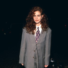 Julia Roberts v roce 1990 šokovala na předávání Zlatých glóbů výběrem outfitu. Oversize pánský model na křehké herečce posunul hranice dámské módy. 