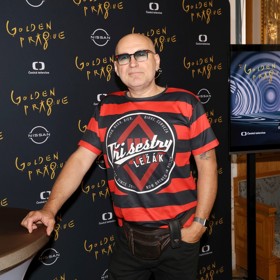 Frontman legendární punkové kapely Tři sestry dnes slaví 60. narozeniny.