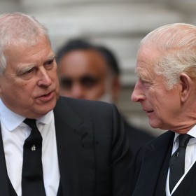 Král Karel III. zbavil prince Andrewa všech zbylých titulů. 