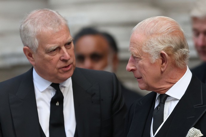 FOTO: Král Karel III. zbavil prince Andrewa všech zbylých titulů. – stránka 2