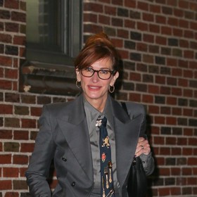 Jeho dominantu tvořila námořnicky modrá kravata zdobená brožemi a odznaky.