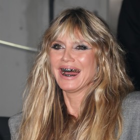 Kromě toho zaskočila fanoušky kovovou mřížkou na zubech, která jí notně kazila úsměv. Možná předzvěst halloweenského kostýmu?