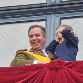 Následník lucemburského trůnu Charles je východnější kopií britského prince Louise. Oba mají v lásce výstřední grimasy, zacpávání uší a klukoviny během význačných akcí svých rodičů. Charles na snímku s tátou Guillaumem V., který byl v pátek slavnostně uveden do funkce velkovévody.