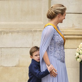 Víc než táta ale měla s malým nezbedou práce maminka Stéphanie. Klučina se jí před lidmi buď schovával pod sukni...