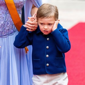 ...nebo si zacpával uši, aby neslyšel hluk na nádvoří.