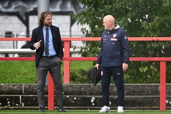FOTO: Pavel Nedvěd není s prací trenéra Ivana Haška spokojený.