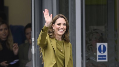 FOTO: Kate oblékla olivový oblek od Victorie Beckham.