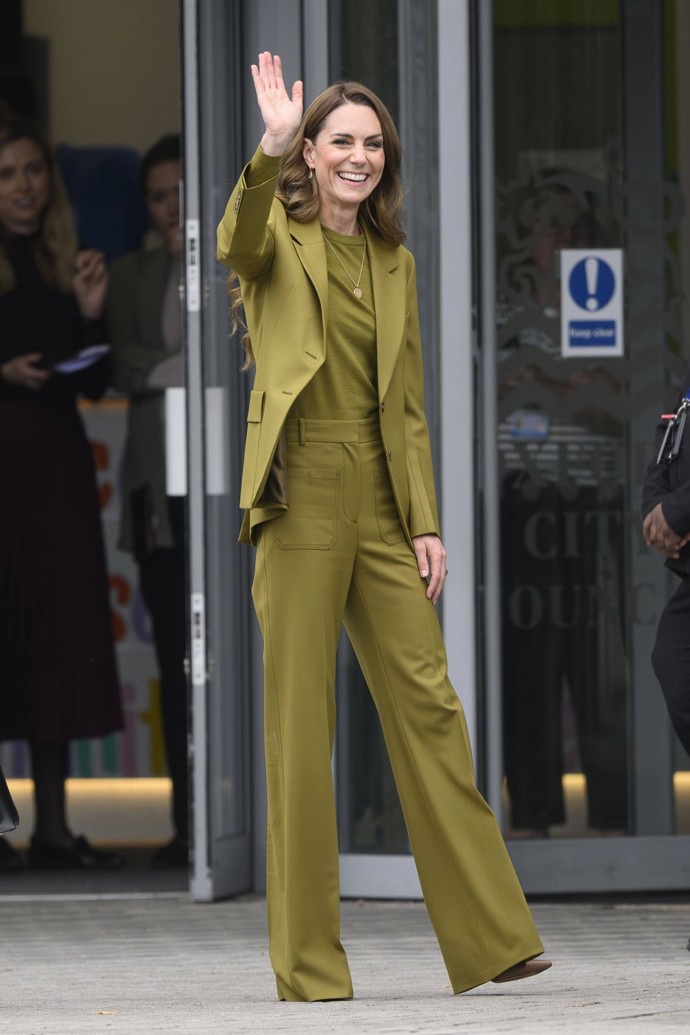 FOTO: Kate oblékla olivový oblek od Victorie Beckham.