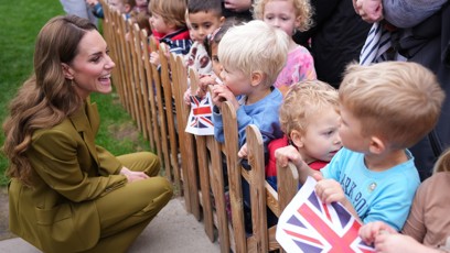 FOTO: Kate Middleton si povídala s dětmi.