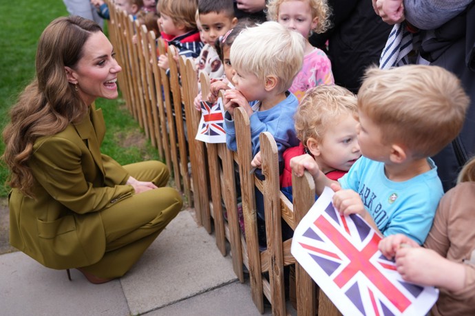 FOTO: Kate Middleton si povídala s dětmi. – stránka 1