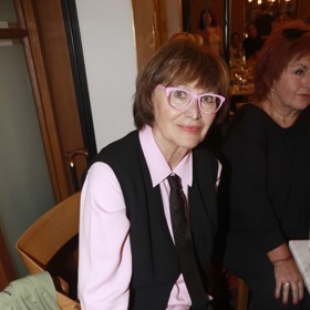 Herečka a zpěvačka zvolila outfit, který kombinuje klasiku s trendy a praktičnost se stylem.