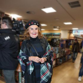 Herečka vsadila na kombinaci hravosti a elegance. Dohromady tak poskládala překvapivě originální a výrazný podzimní outfit, kterému nechyběla osobitost