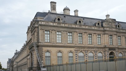 FOTO: Louvre je v rekonstrukci. Zloději použili nákladní výtah.