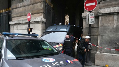FOTO: Louvre v obležení policistů.