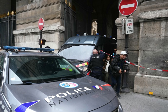 FOTO: Louvre v obležení policistů. – stránka 2
