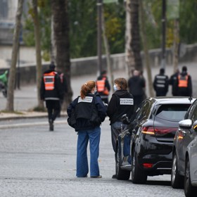 Před Louvrem hlídkují policisté.