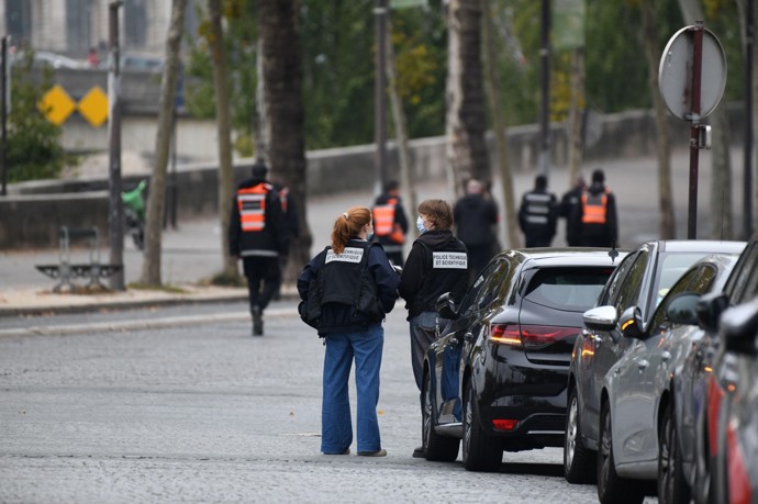 FOTO: Před Louvrem hlídkují policisté. – stránka 1